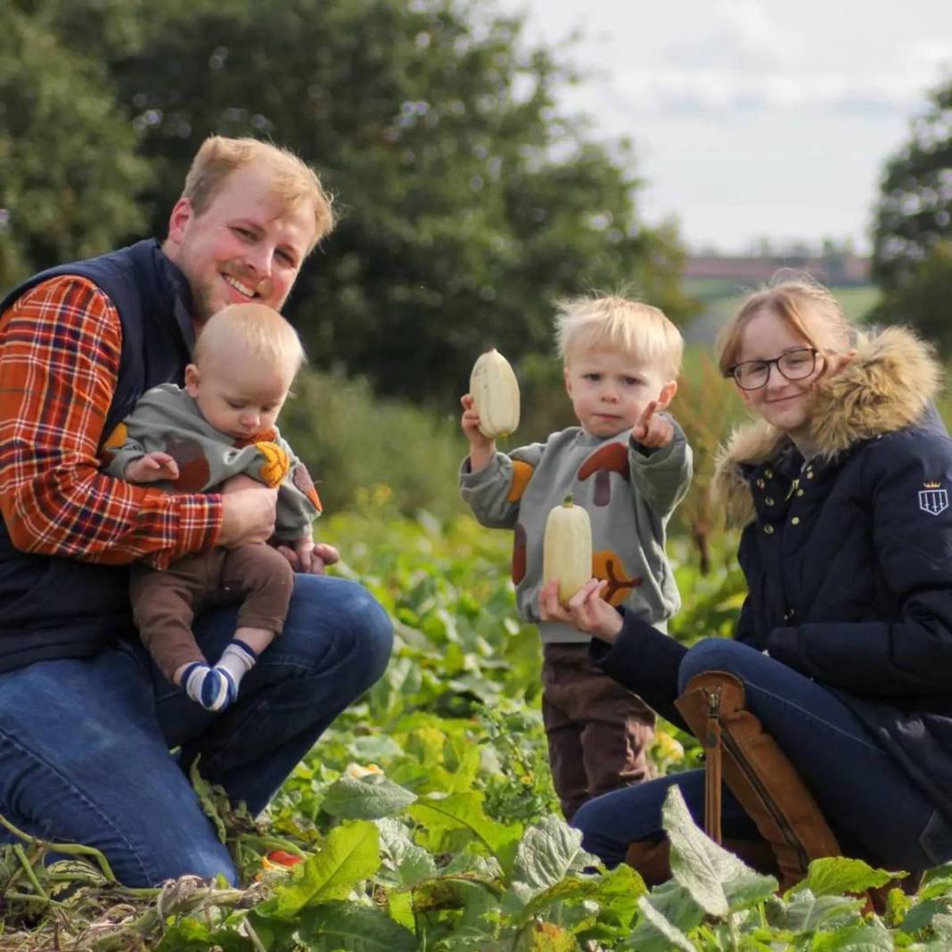 12 yaşında gibi ama 2 çocuk annesi! Yaşını duyanlar inanmakta güçlük çekiyor 11